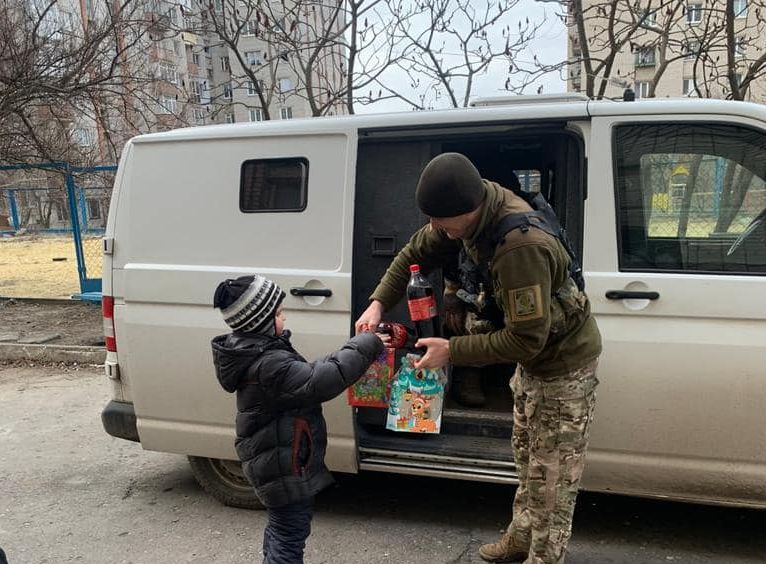Военные передали детям в Бахмуте сладкие подарки