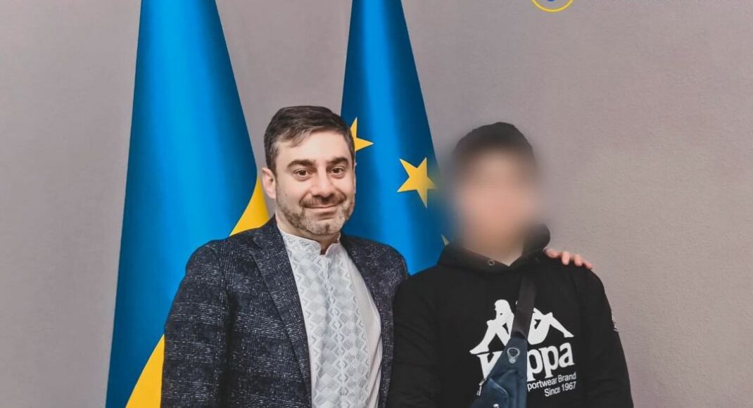 Из россии в Украину удалось вернуть несовершеннолетнего парня, которого держали в "приемной семье"