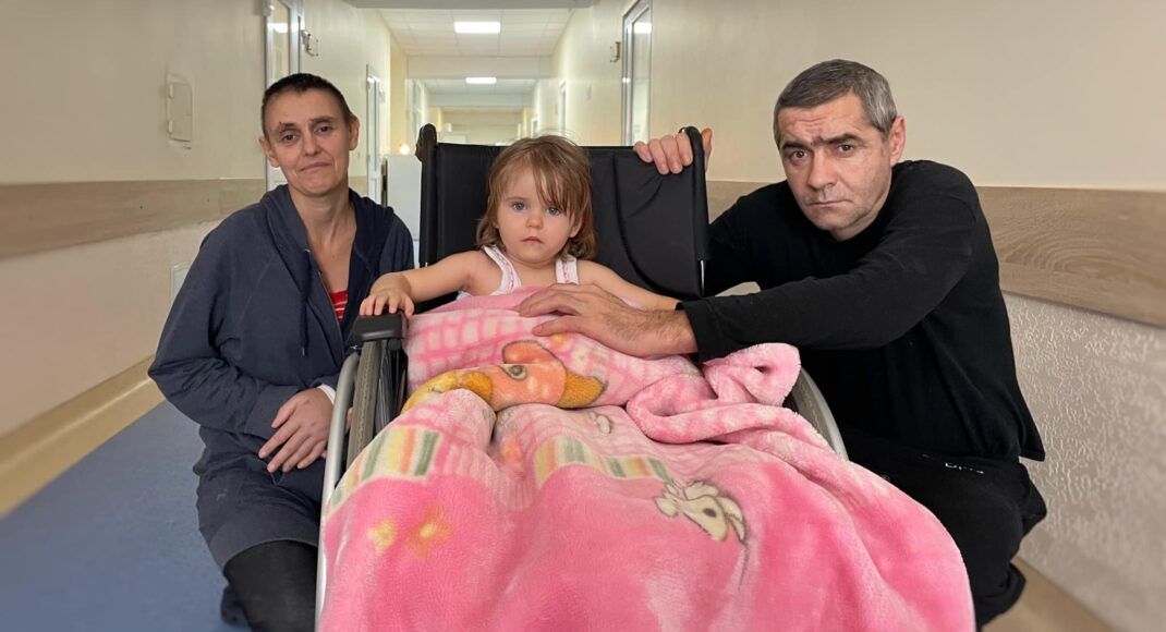 Во Львове лечат семью из Бахмута, которая пострадала из-за российских обстрелов: у 2-летней девочки отказали ноги