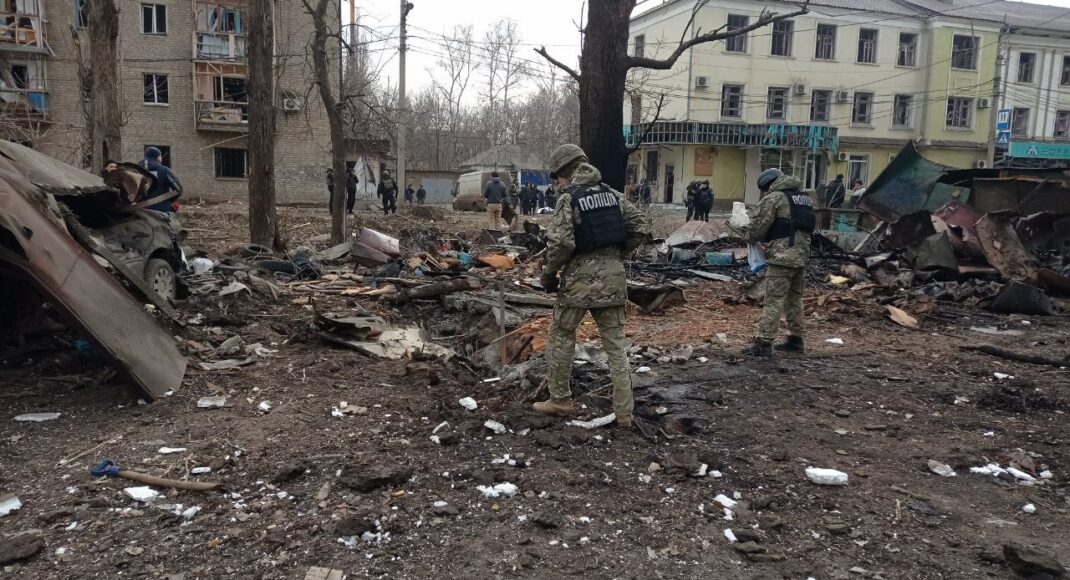 Полицейские документируют последствия удара по Константиновке российской ракетой С-300 и помогают раненым: видео