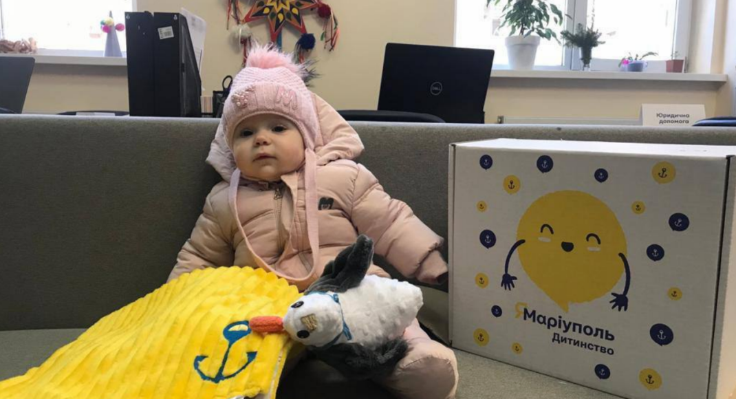 У Дніпрі та Івано-Франківську видають пакунки дітям для родин переселенців з Маріуполя