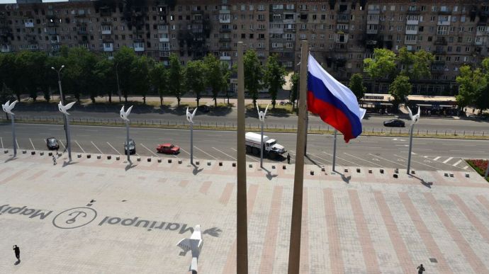 Рашисты в Мариуполе выставили охрану под свой флаг на площади Свободы