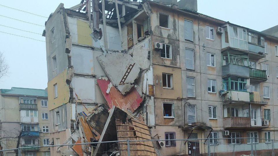 В оккупированном Мариуполе во время ремонта многоэтажки обвалилась половина дома, - Андрющенко (фото)
