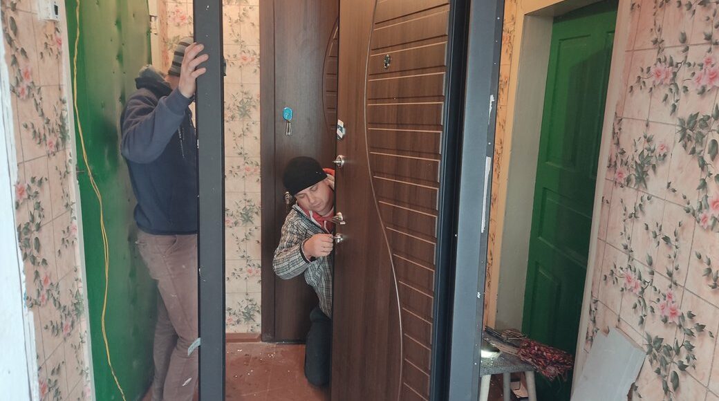 На Полтавщине ремонтируют дома, где проживают переселенцы из Луганской, Донецкой и других областей Украины: видео