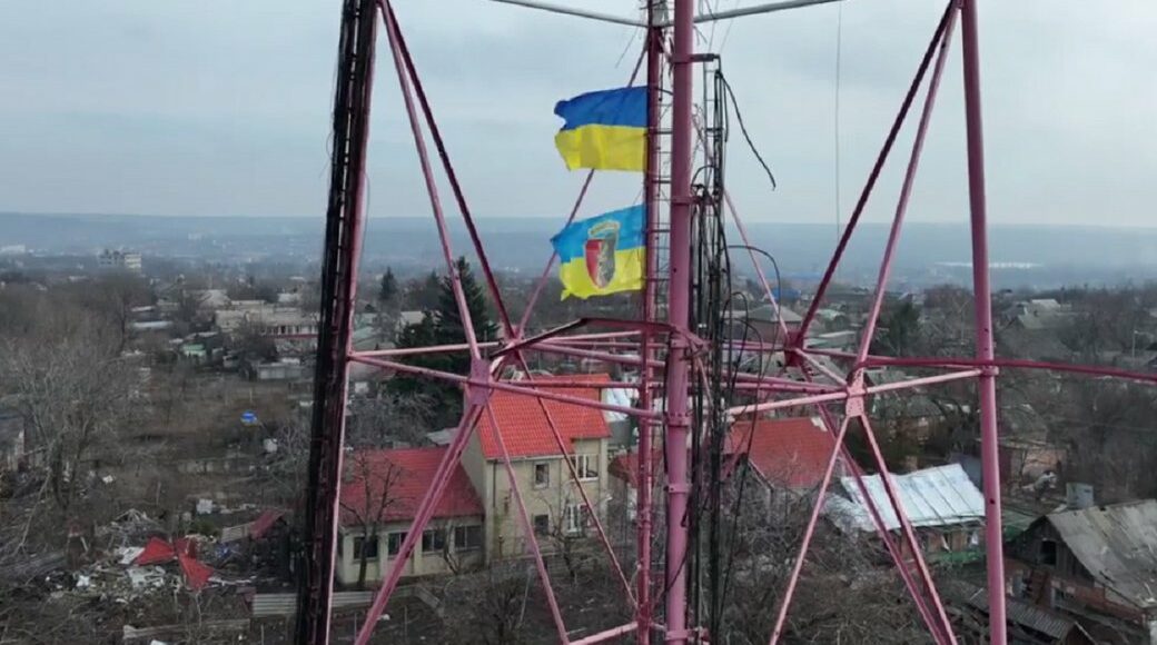 Украинские военные подняли над Бахмутом государственный флаг в честь Дня Соборности