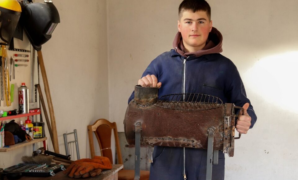 На Прикарпатье 14-летний школьник изготовил для защитников Бахмута буржуйку