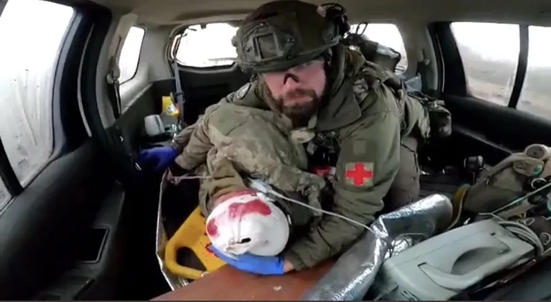 Польський медик-волонтер показав, як виносить пораненого бійця ЗСУ з палаючого Соледару