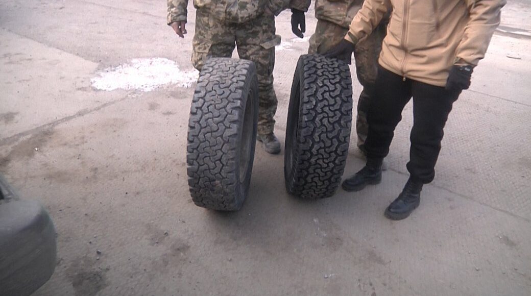 Харківські волонтери привезли оборонцям Бахмута нові колеса для автівки