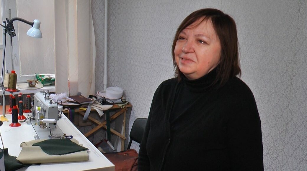 Волонтерка з Бахмута у Дніпрі шиє форму для військових