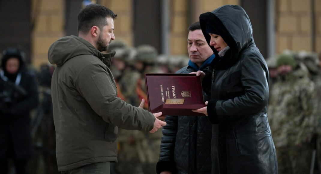 Зеленский передал орден "Золотая Звезда" матери погибшего бойца Азова и защитнику Мариуполя