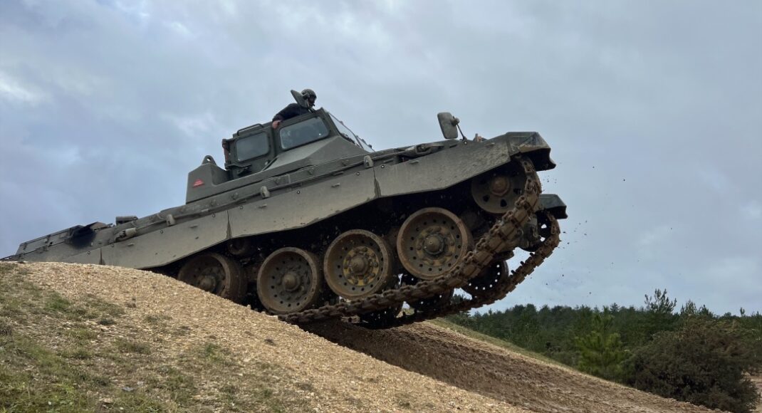 Минобороны Великобритании отмечает высокий прогресс украинских военных в овладении танками Challenger 2: фото