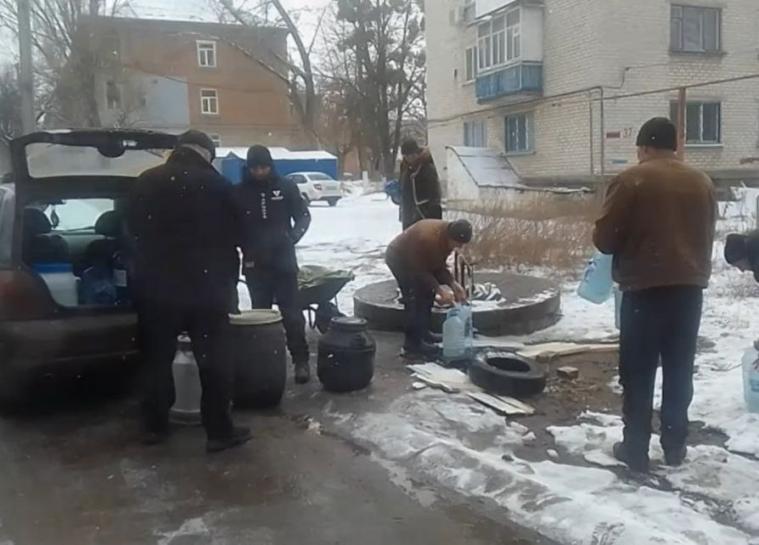 У Лисичанську окупанти не відновлюють водопостачання, тому встановили крани просто неба