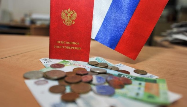 На окупованій "днр" частині Донеччини пенсіонери створюють багатогодинні черги за виплатами
