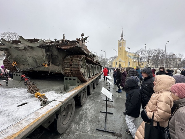 У центрі Таллінна виставили підбитий в Україні російський танк