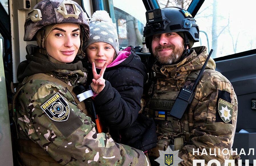 Полиция Донецкой области эвакуировала девочку из Бахмута, которая впервые за полгода увидела солнце: фото