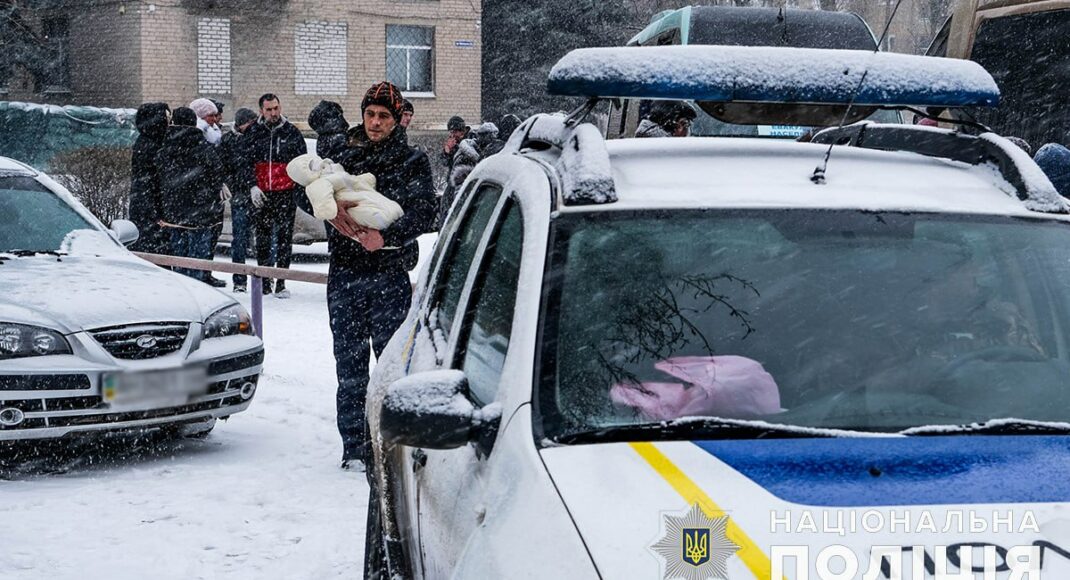 Полицейские Торецка эвакуировали из Нью-Йорка семью с младенцем