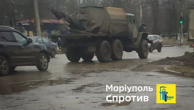 В Мариуполе оккупанты перемещают военную технику от линии возможного поражения