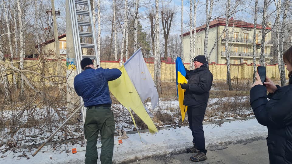 У Святогірську замінили державні прапори України, які пройшли через окупацію: фото