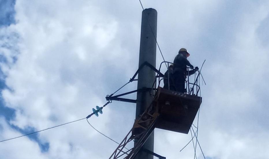 За два дні на Донеччині енергетики повернули світло у 24 населених пункти