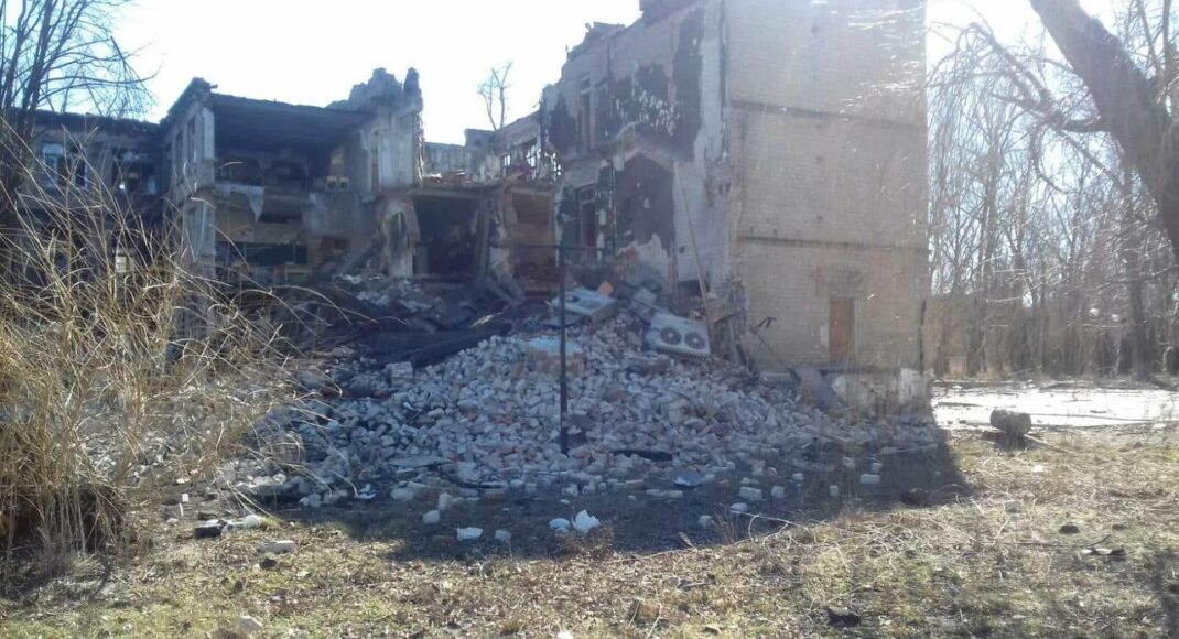 Росіяни двома ракетними ударами обстріляли школу в Авдіївці