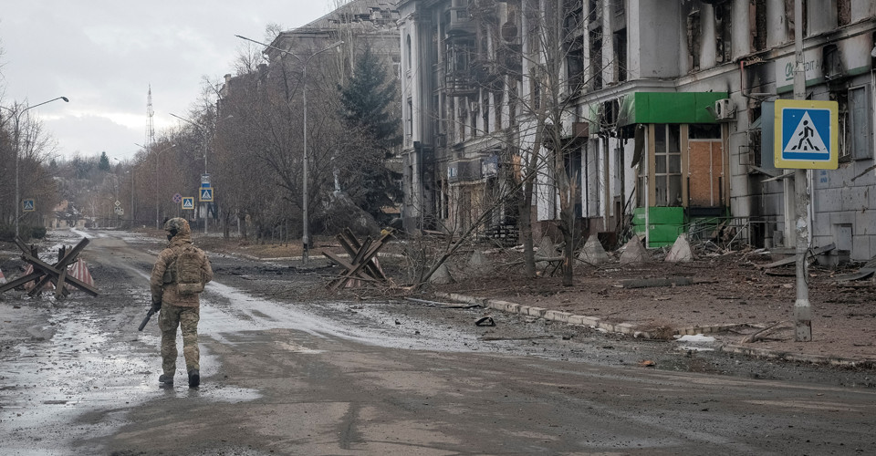 Военные показали, как после месяцев боев выглядят окрестности Бахмута: видео