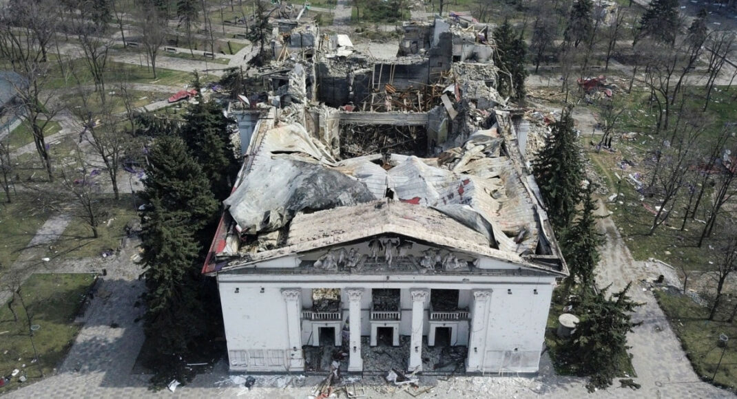 Рік тому окупанти скинули авіабомбу на драмтеатр у Маріуполі, коли там ховалися сотні цивільних