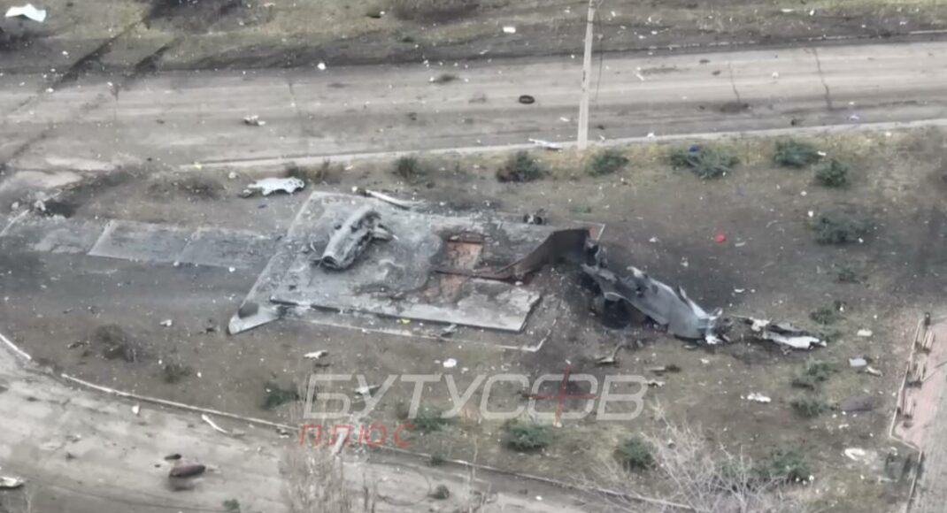 В Бахмуте взорвали самолет-памятник МиГ-17, являвшийся символом города