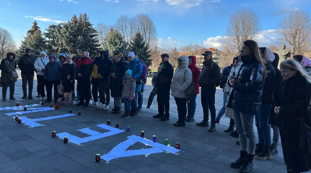 "ДЕ ТИ": в Ужгороде состоялась акция к годовщине бомбардировки российскими военными театра в Мариуполе