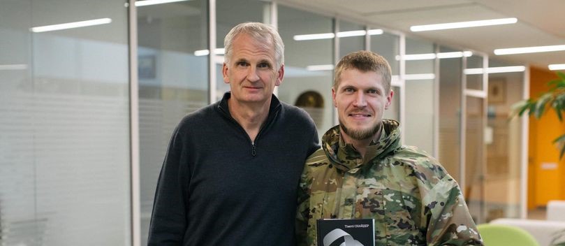 Историк Тимоти Снайдер встретился с военным ВСУ, читавшим его книгу в окопе