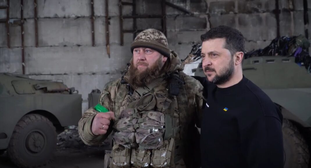 Зеленский посетил передовые позиции украинских военных на Бахмутском направлении (фото, видео)