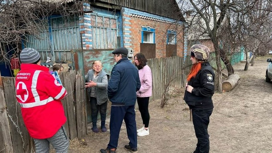 На Донеччині рятувальники показали, як розвозять гуманітарну допомогу людям та проводять евакуацію