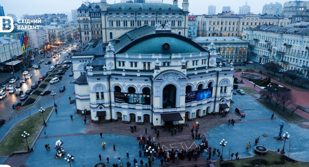 "ДЕ ТИ": в Киеве почтили память погибших в Драмтеатре Мариуполя