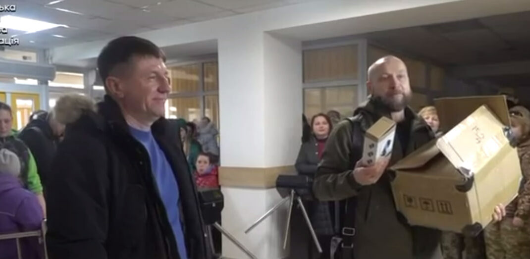 Военные передали подарки детям прифронтовой Селидовской громады в Донецкой области