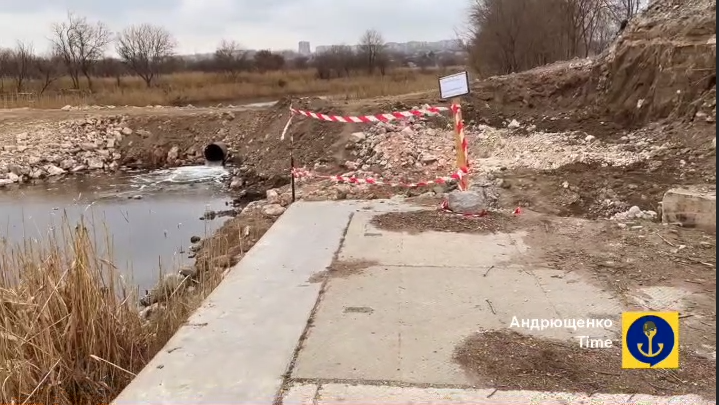 Черговий екологічно-військовий злочин росії: у Маріуполі проток річки Кальчик майже зупинено