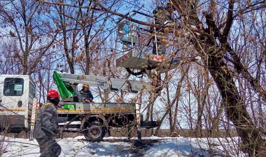 На Донеччині відновили подачу світла 10 тис. абонентів після негоди, ще 20 тис. залишаються без електрики