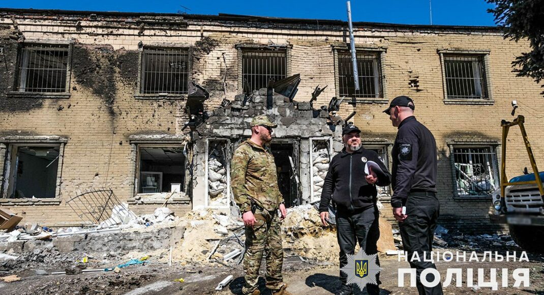 Дружковка под огнем: россияне разрушили отдел полиции и ранили полицейских