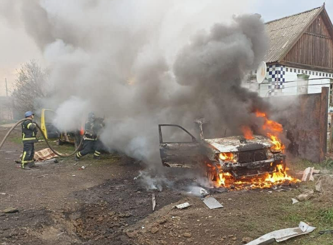 В Константиновке в результате вражеского обстрела произошло возгорание автомобиля: фото