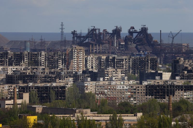 Маріупольців відправляють вручну розбирати завали на меткомбінаті імені Ілліча, - міськрада