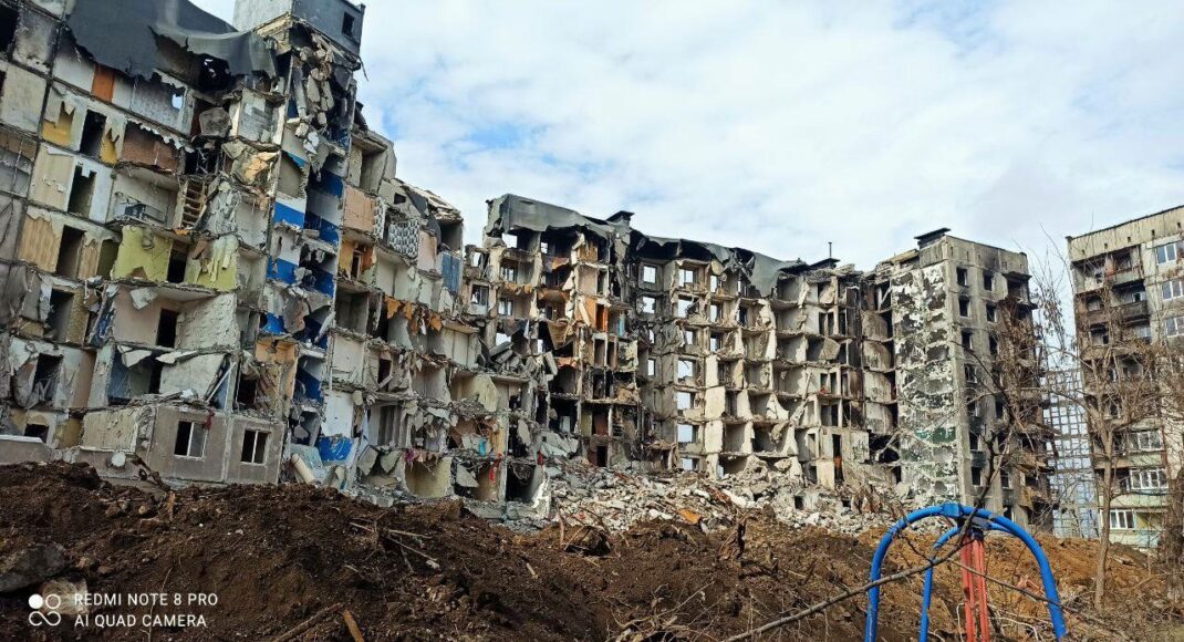 Російські окупанти у Маріуполі під виглядом "ремонтів" будинків, зносять їх і масово виселяють людей: відео