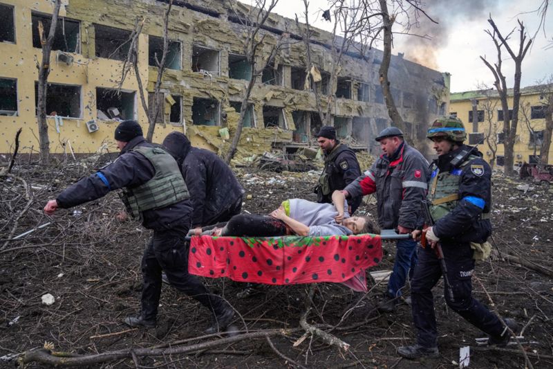 Українські журналісти стали лауреатами премії Пулітцера за серію фото з Маріуполя