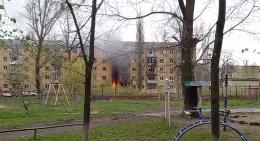 Оккупанты обстреляли Славянск, горит многоэтажка