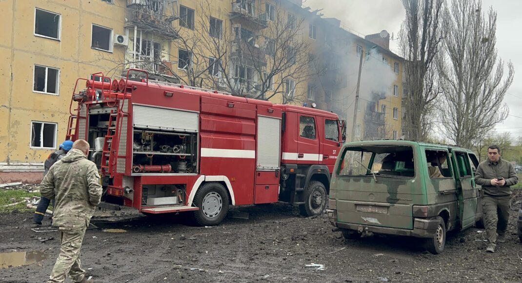 Жителі Слов'янська публікують світлини наслідків обстрілу: фото