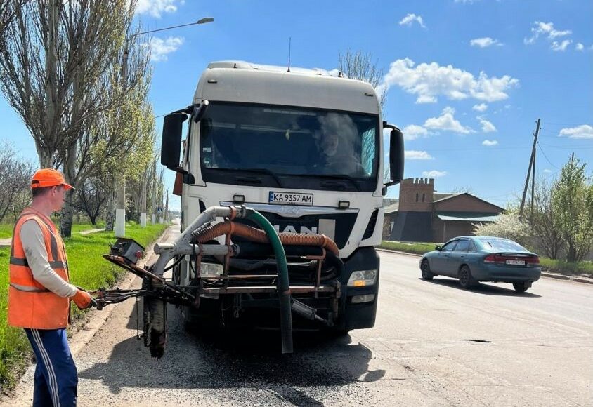У Краматорську почали ремонт доріг пневмо-струменевим методом: фото