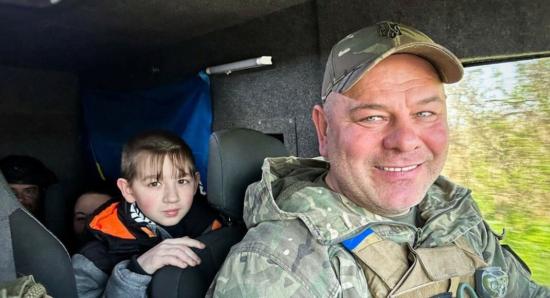 В Донецкой области полиция эвакуировала из села Максимилиановка последнего ребенка: фото