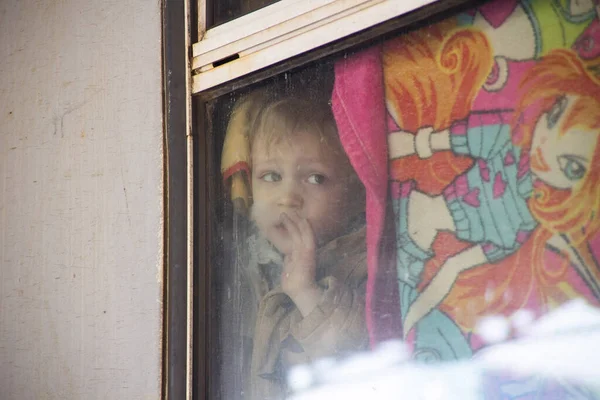 В Авдіївці під обстрілами залишається одна дитина, яку батьки приховують