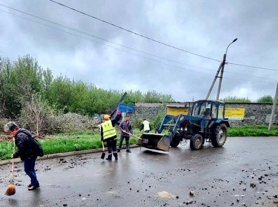 У Краматорську комунальники ліквідовують наслідки нічних ракетних ударів росіян