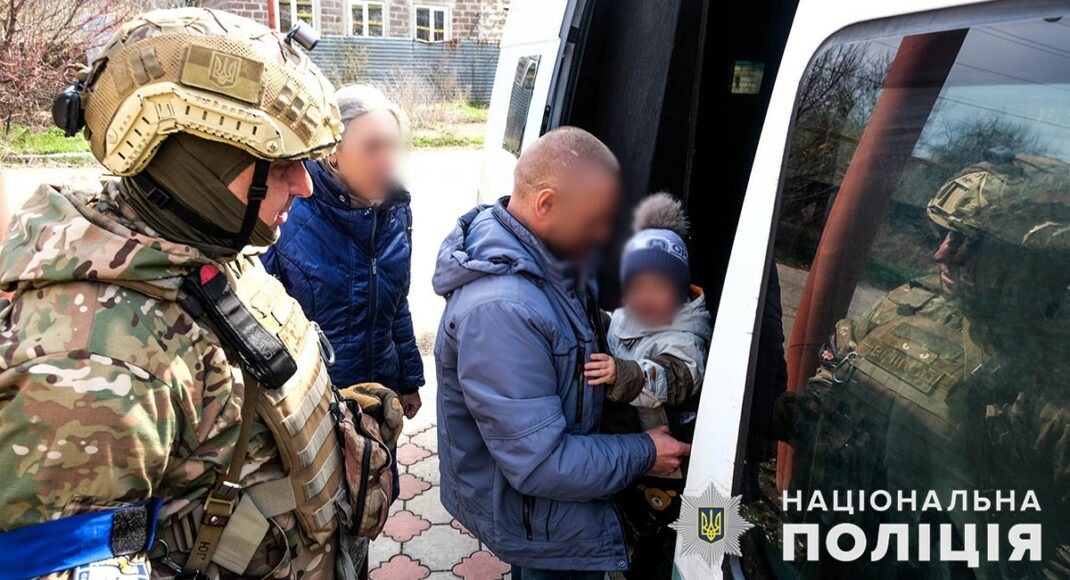 Поліція показала, як евакуювала з Авдіївки родину з двома дітьми