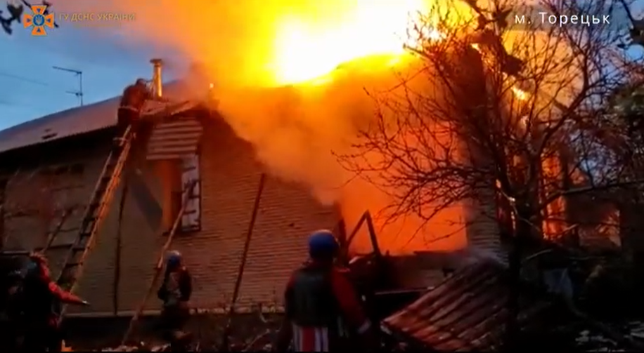 Рятувальники Торецького гарнізону показали, як загасили пожежу у приватному будинку внаслідок обстрілів