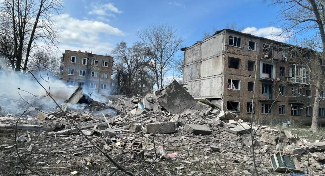 Авдіївка зазнала чергового авіаудару — знищено ще одну багатоповерхівку