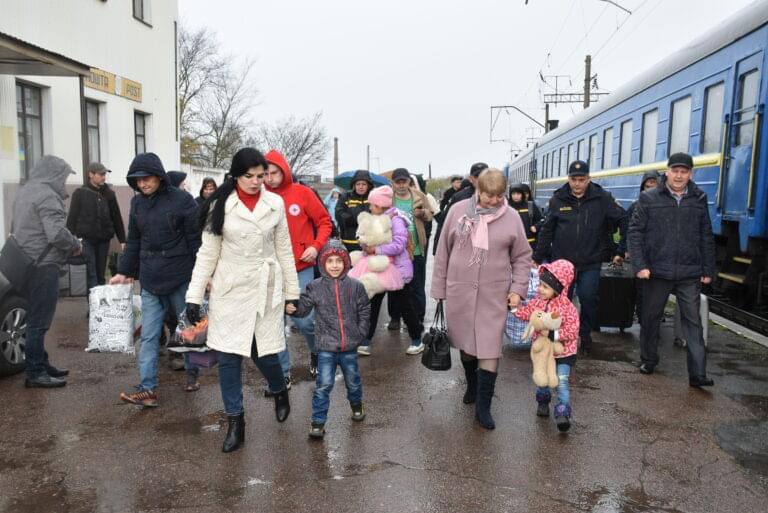 Евакуйовані мешканці Донеччини прибули на Житомирщину першим рейсом і отримали допомогу